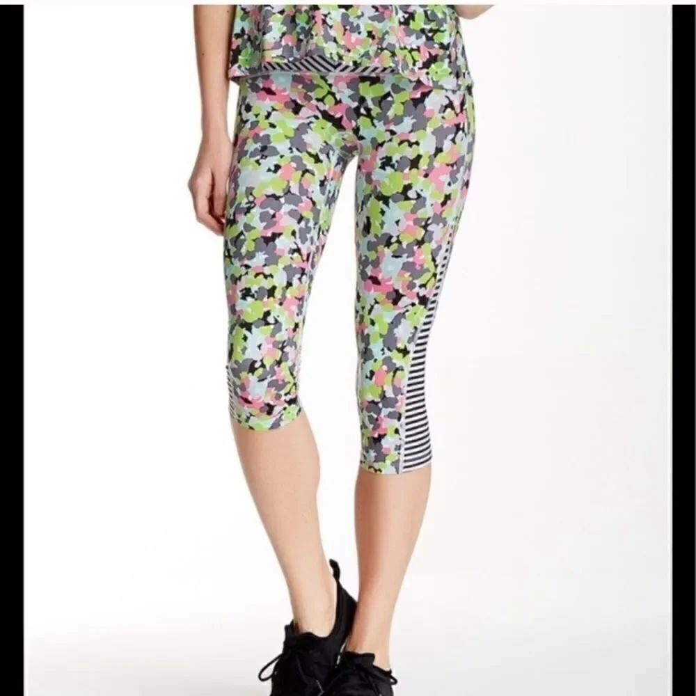 Spanx Booty Boost Active Knee Capri Legging Floral